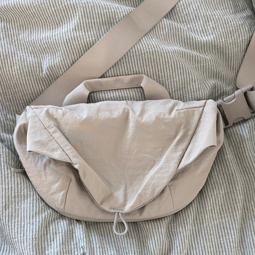 Lululemon curved crossbody belt bag 3L